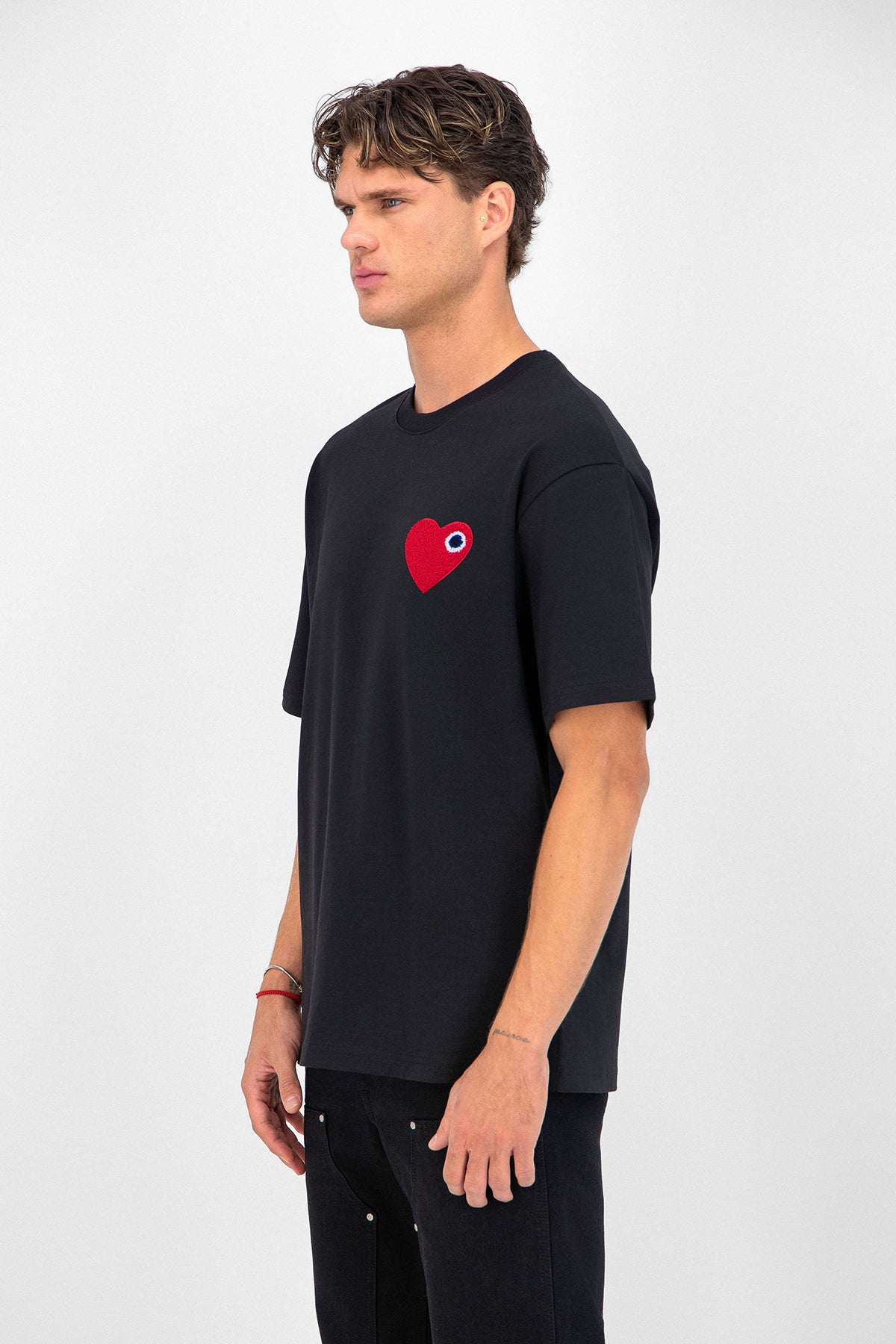 T-SHIRT NOIR – CŒUR ROUGE