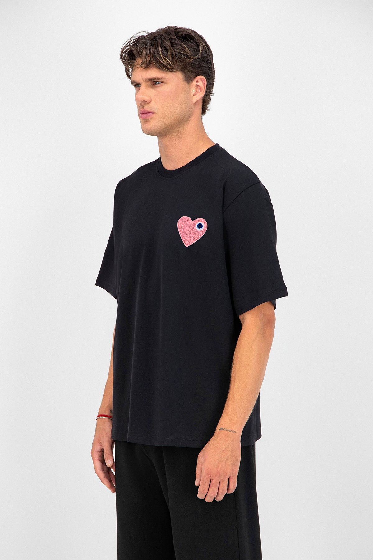 T-SHIRT NOIR - CŒUR ROSE